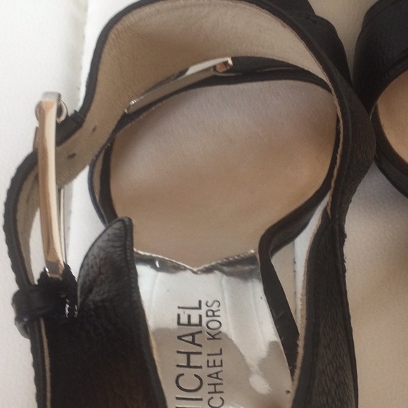 EUC Michael Kors 8M Black Leather Upper Shoes Heels - Picture 10 of 16